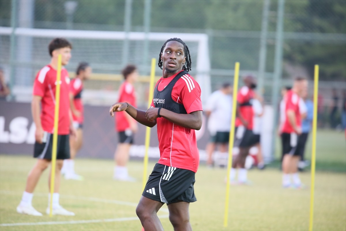 Gaziantep FK'nin Demokratik Kongo Cumhuriyeti asıllı İsviçreli kanat oyuncusu Christopher Lungoyi...