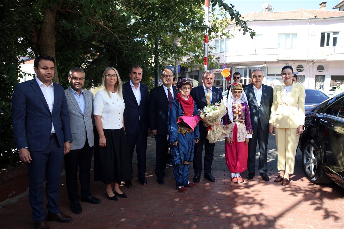 Gençlik ve Spor Bakanı Osman Aşkın Bak, Aydın'da çeşitli ziyaretlerde bulundu. Bak (sağ4), bu...