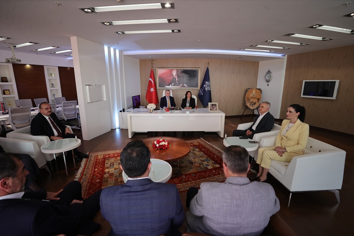 Gençlik ve Spor Bakanı Osman Aşkın Bak, CHP'den istifa ederek AK Parti'ye katılan Aydın Büyükşehir...