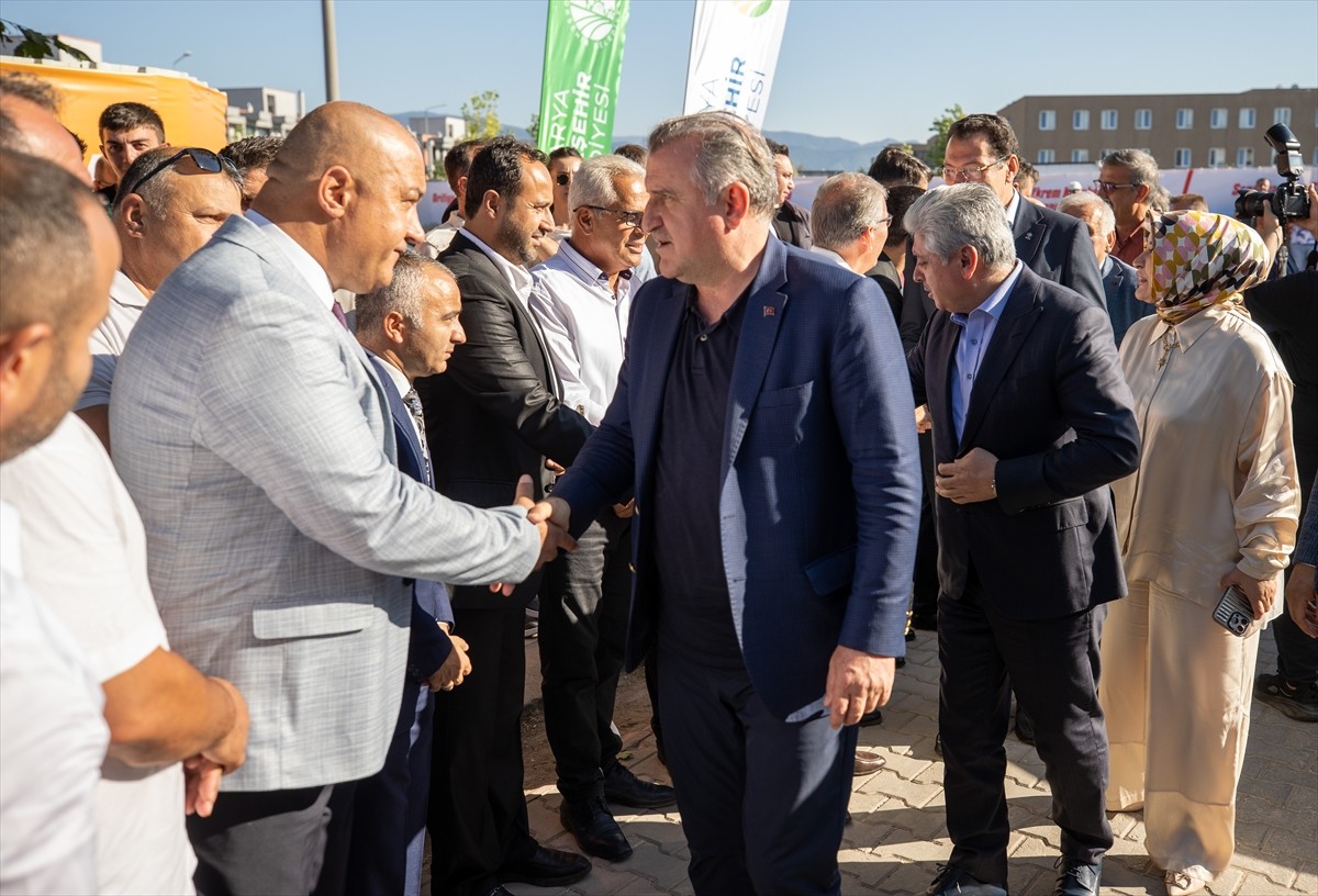 Gençlik ve Spor Bakanı Osman Aşkın Bak, Sakarya'nın Arifiye ilçesi Fatih Mahallesi'nde düzenlenen...