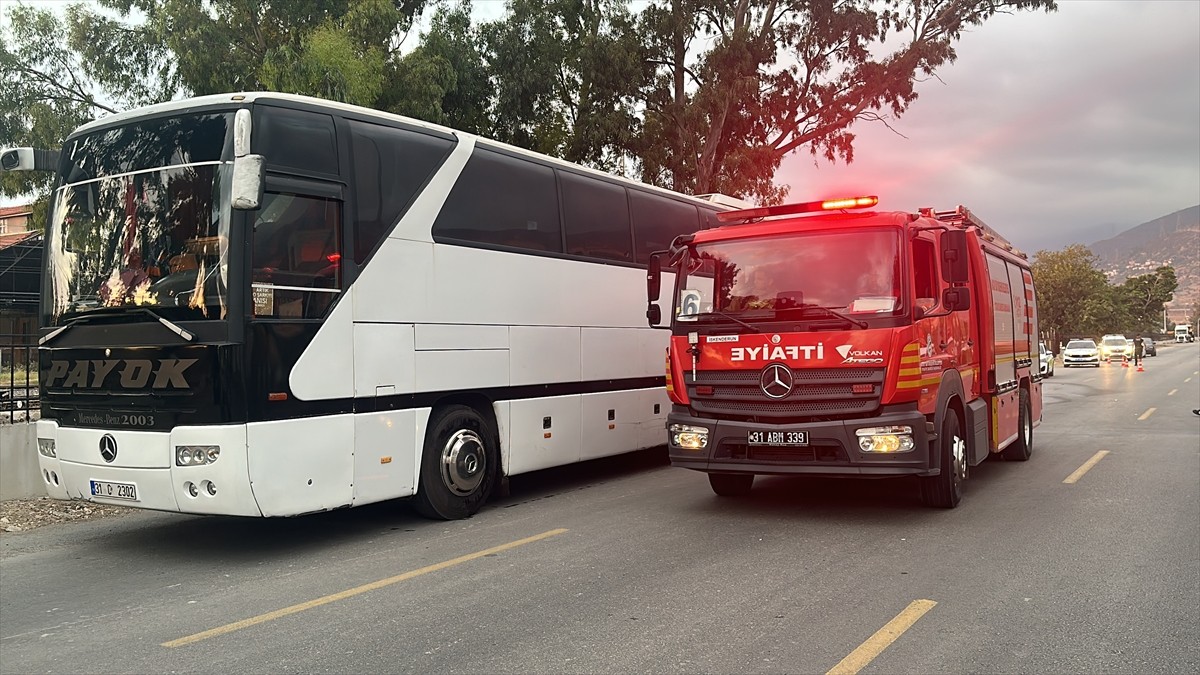 Hatay'ın İskenderun ilçesinde otomobilin motosiklete çarpması sonucu seyir halindeki otobüsün...