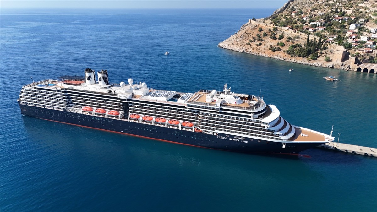 Hollanda bayraklı kruvaziyer "Oosterdam", Antalya'nın Alanya ilçesine geldi.  