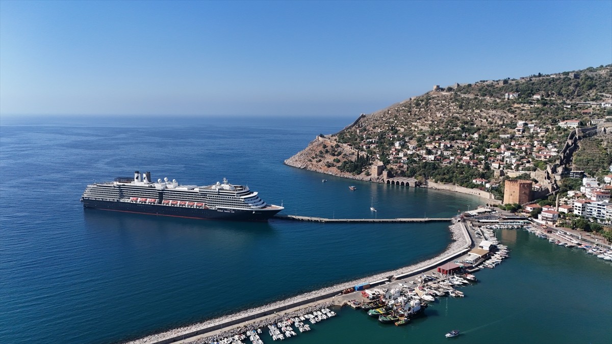 Hollanda bayraklı kruvaziyer "Oosterdam", Antalya'nın Alanya ilçesine geldi.  