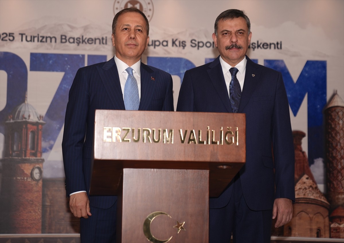 İçişleri Bakanı Ali Yerlikaya (solda), Erzurum Valiliğini ziyaret etti. Valilik Şeref Defteri'ni...