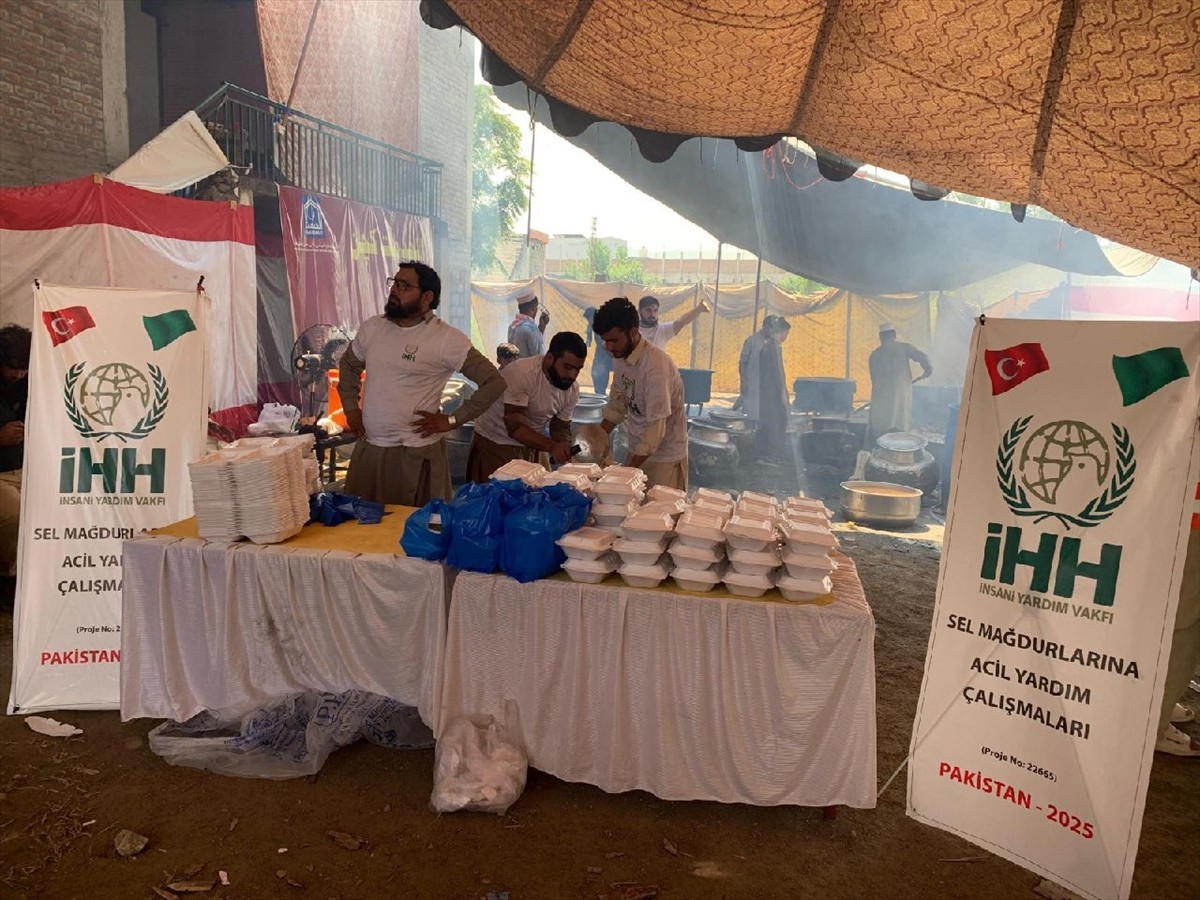 İnsan Hak ve Hürriyetleri (İHH) İnsani Yardım Vakfı, sel baskınlarıyla mücadele eden Pakistan'daki...