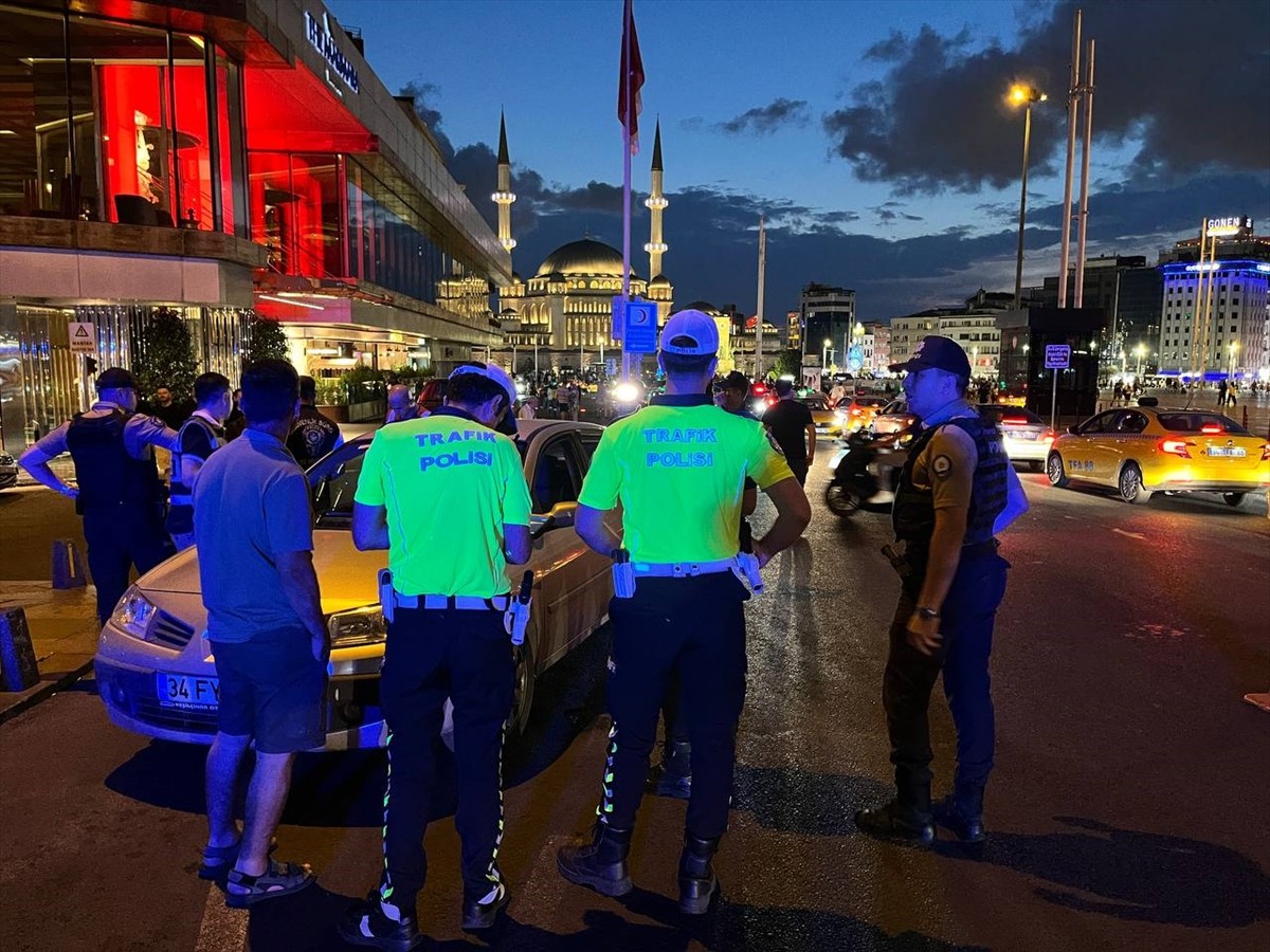 İstanbul genelinde polis ekiplerince helikopter destekli "huzur" uygulaması yapıldı.
