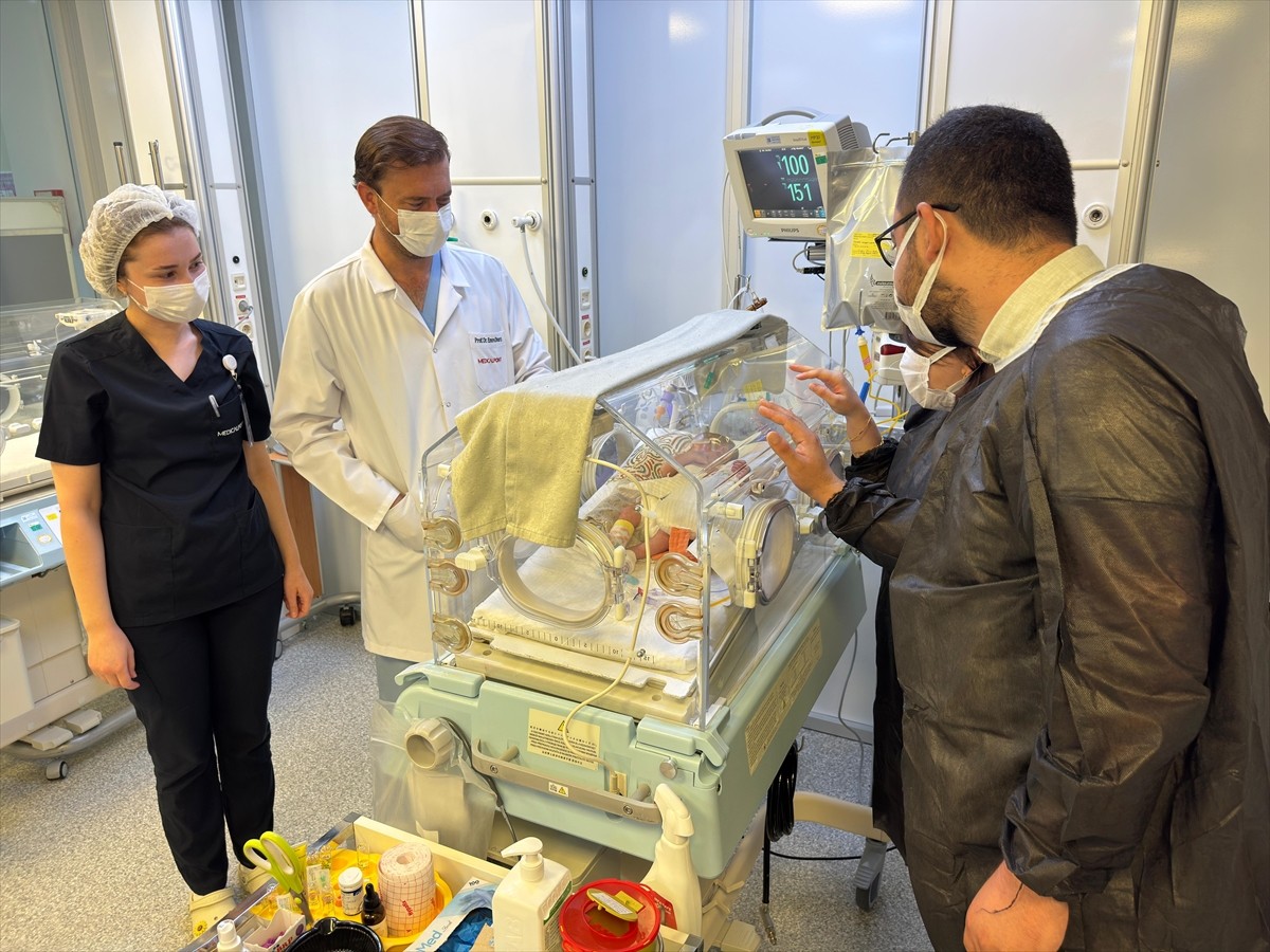 İzmir'de, karın duvarı kapanmadığı için 34 haftalıkken bağırsağı ve karaciğeri vücudunun dışında...