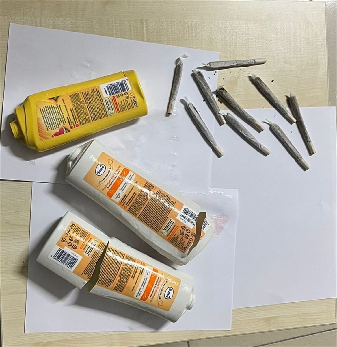 İzmir'de şehirlerarası otobüs terminalindeki emanet eşyalar bölümündeki şampuan kutularına...