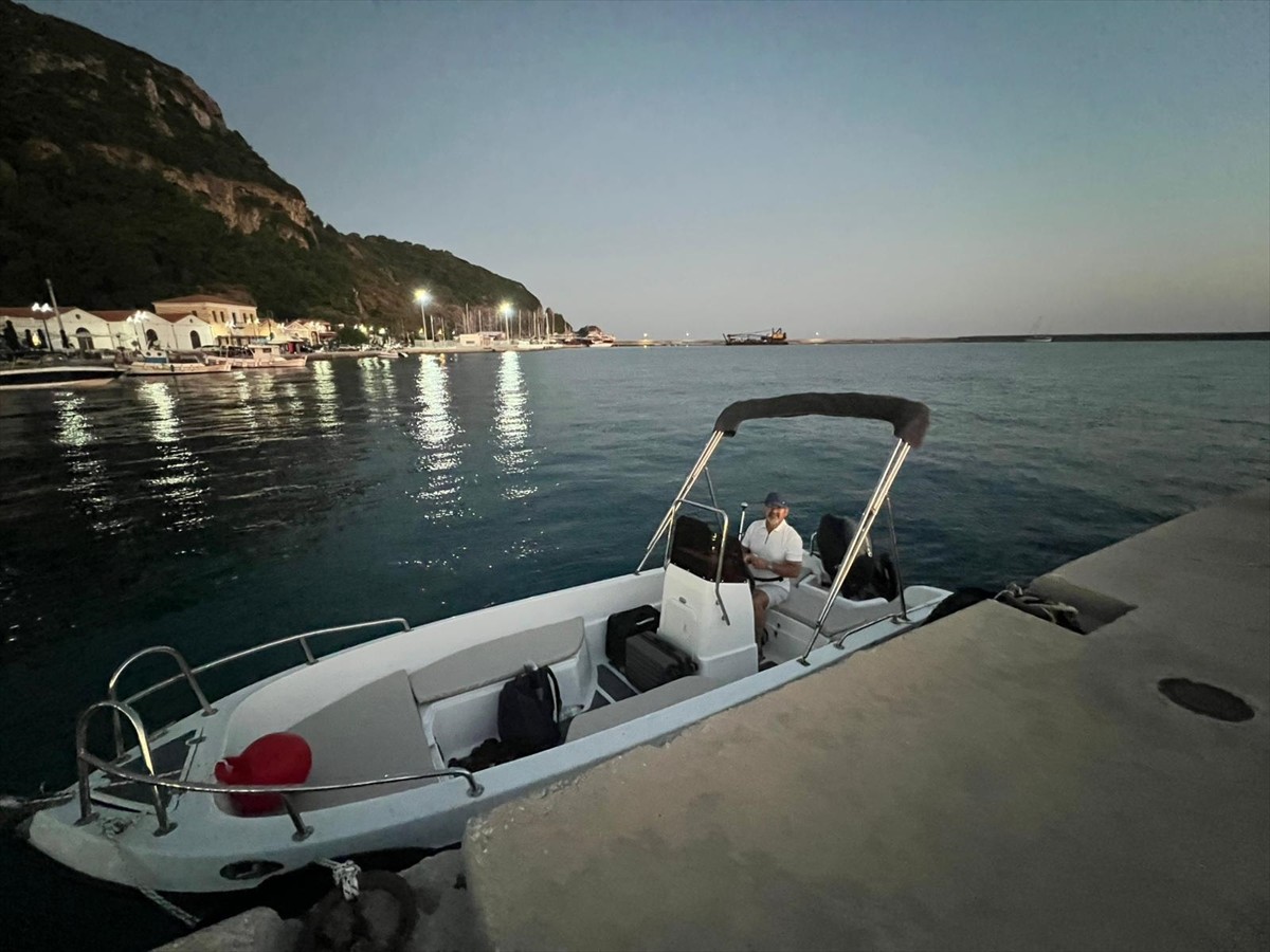 İzmir'in Çeşme ilçesinde tonozdan kopup uluslararası sulara sürüklenen ve Sisam Adası'ndaki limana...