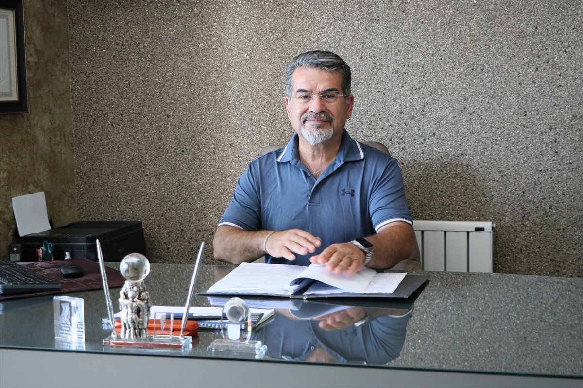 İzmir'in Çeşme ilçesinde tonozdan kopup uluslararası sulara sürüklenen ve Sisam Adası'ndaki limana...