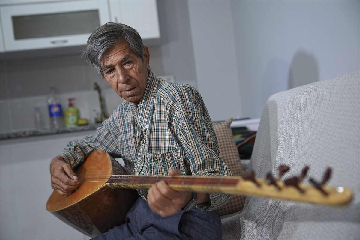 İzmir'in Karabağlar ilçesinde kentsel dönüşüm nedeniyle kirada oturduğu evinden ayrılmak zorunda...