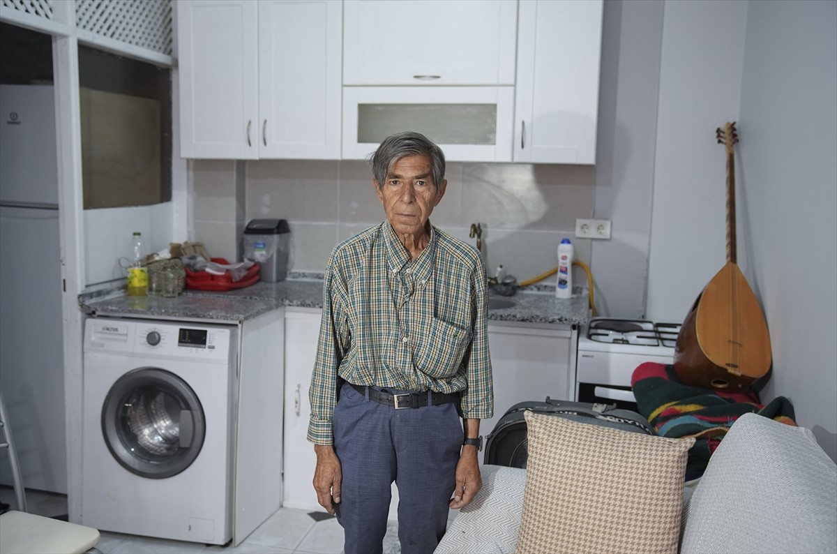 İzmir'in Karabağlar ilçesinde kentsel dönüşüm nedeniyle kirada oturduğu evinden ayrılmak zorunda...