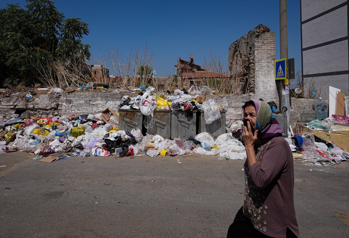 İzmir'in Konak ve Buca ilçelerinde biriken çöp yığınları ve oluşan kötü koku vatandaşların...