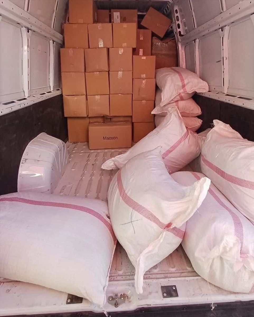 İzmir'in Torbalı ilçesinde düzenlenen kaçakçılık operasyonunda 4 şüpheli gözaltına alındı....