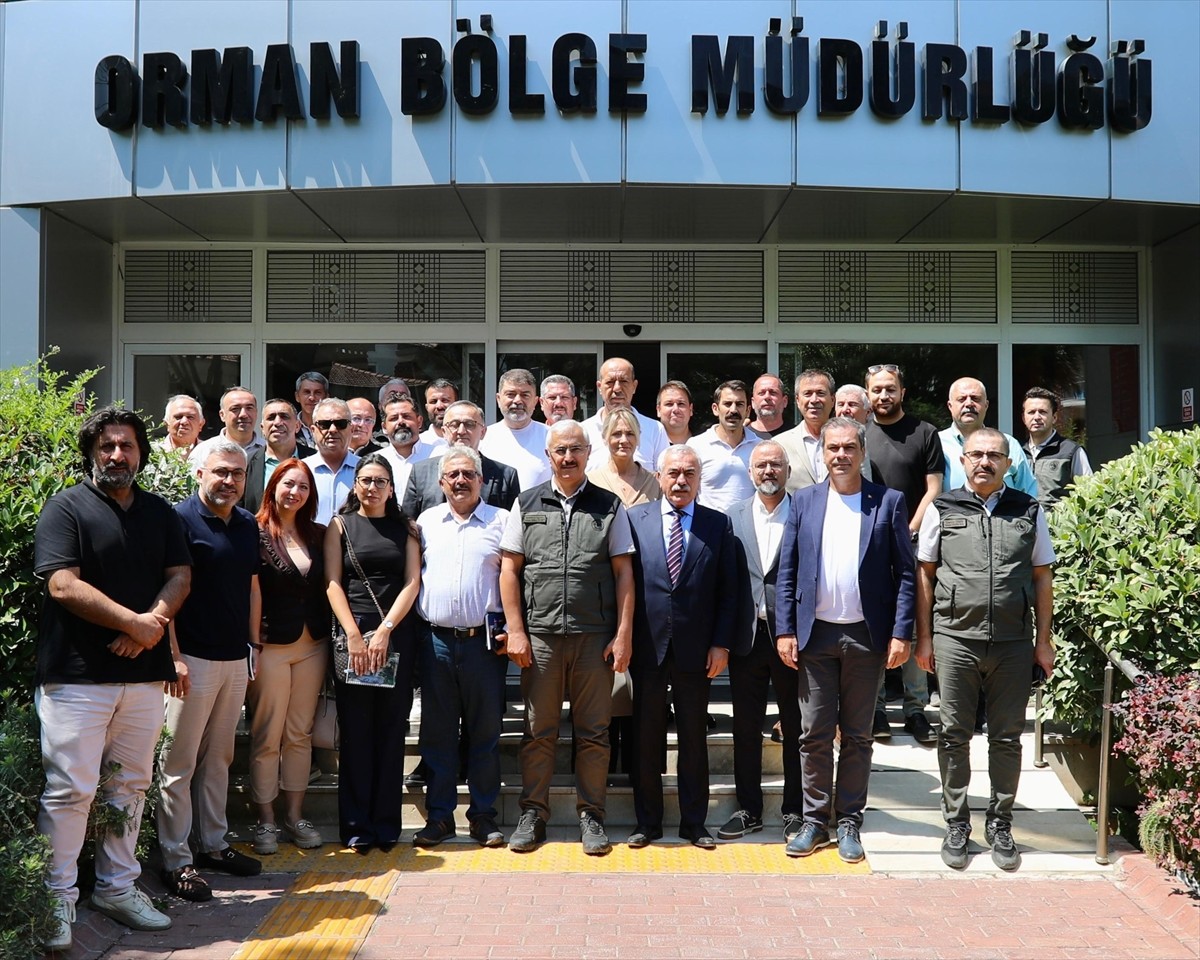 İzmir Büyükşehir Belediye Meclisi üyeleri, düzenlenen toplantıda kentteki orman yangınları ve...