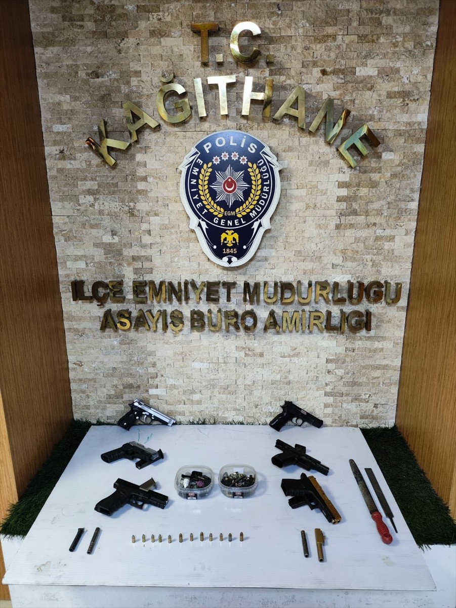 Kağıthane'de suçta kullanılan silahların iğne ve namlu kısımlarını Fatih'teki bir atölyede...