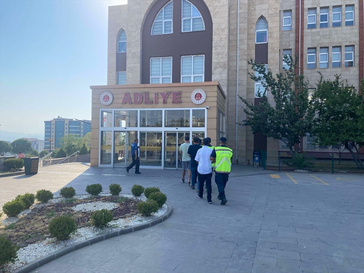 Kahramanmaraş'ta bağ evinden hırsızlık yaptıkları iddiasıyla gözaltına alınan 3 zanlı...