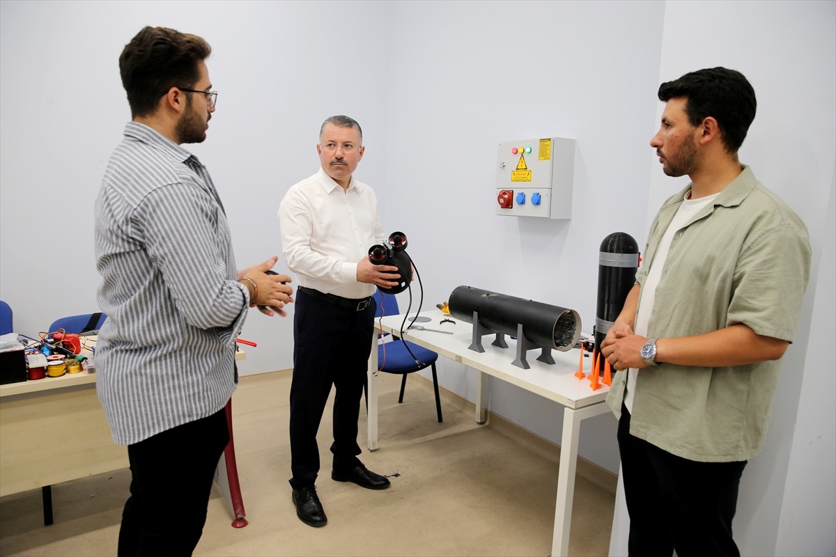 Karabük Üniversitesi (KBÜ) öğrencileri, geliştirdikleri su altı roket projesi ile TEKNOFEST...