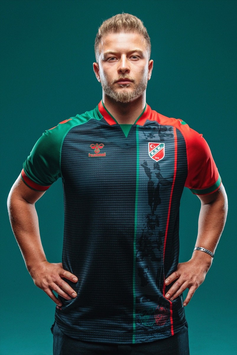 Karşıyaka Kulübü, "Atatürk ve annesi Zübeyde Hanım" temalı yeşil-kırmızılı formasını...