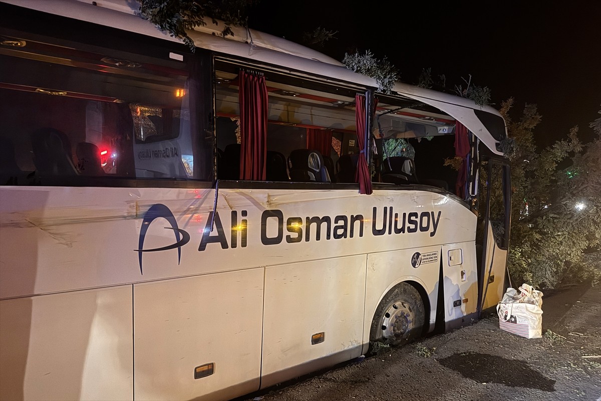Kayseri'de yolcu otobüsünün orta refüjdeki ağaçlara çarpması sonucu 1 kişi hayatını kaybetti, 13...