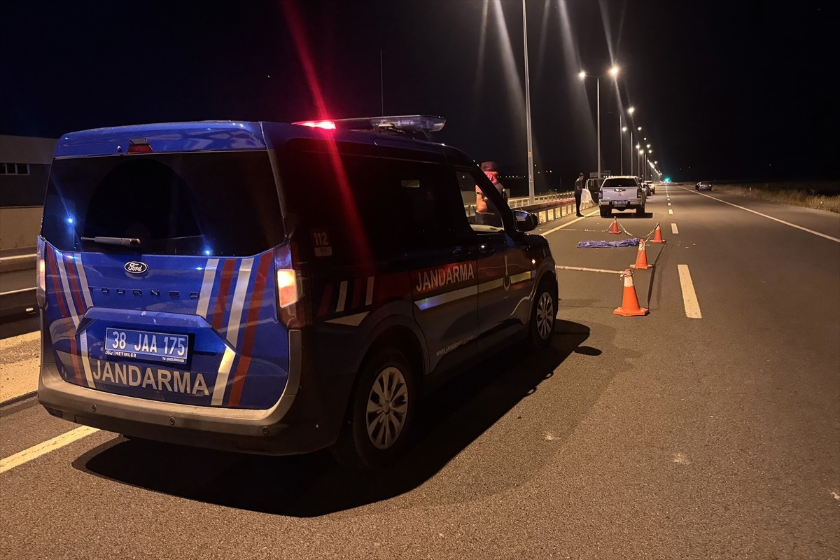 Kayseri'nin İncesu ilçesinde motosikletin devrilmesi sonucu sürücü hayatını kaybetti. Kaza yerine...