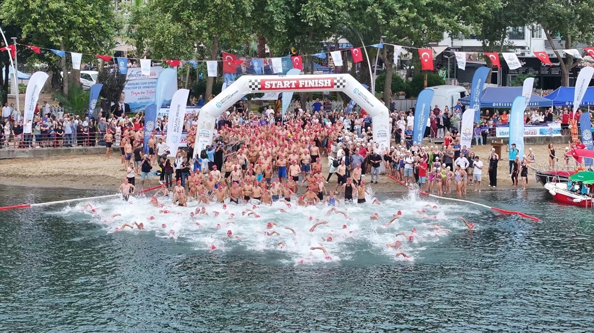 Kocaeli'de düzenlenen 3. Ulusal Açık Su Yüzme Yarışları'na katılan 343 sporcu, İzmit Körfezi'ni...