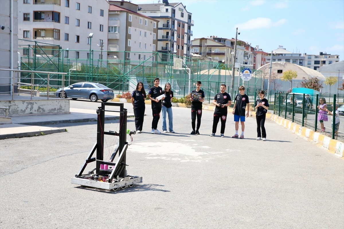Kocaeli'de geliştirdikleri robotla katıldıkları ilk yarışmada ödül kazanan lise öğrencileri...