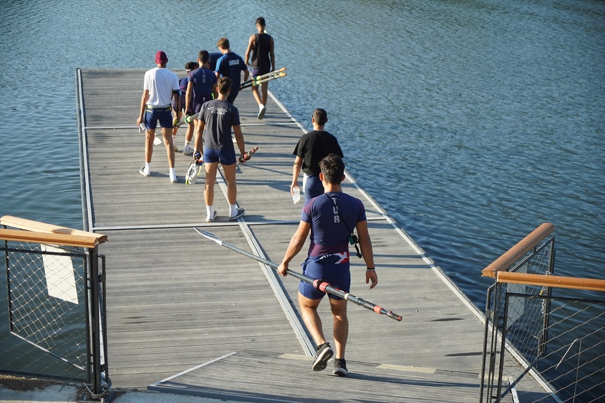 Kürek Milli Takımı, Gençler Balkan Şampiyonası hazırlıkları kapsamında Edirne'deki Meriç Nehri...