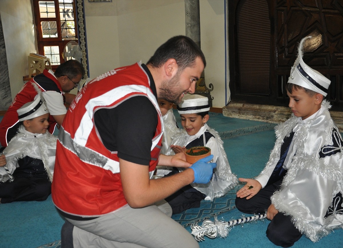 Kütahya'da, Vakıflar Bölge Müdürlüğünce 32 çocuk için sünnet şöleni düzenlendi. Osmanlı padişahı...