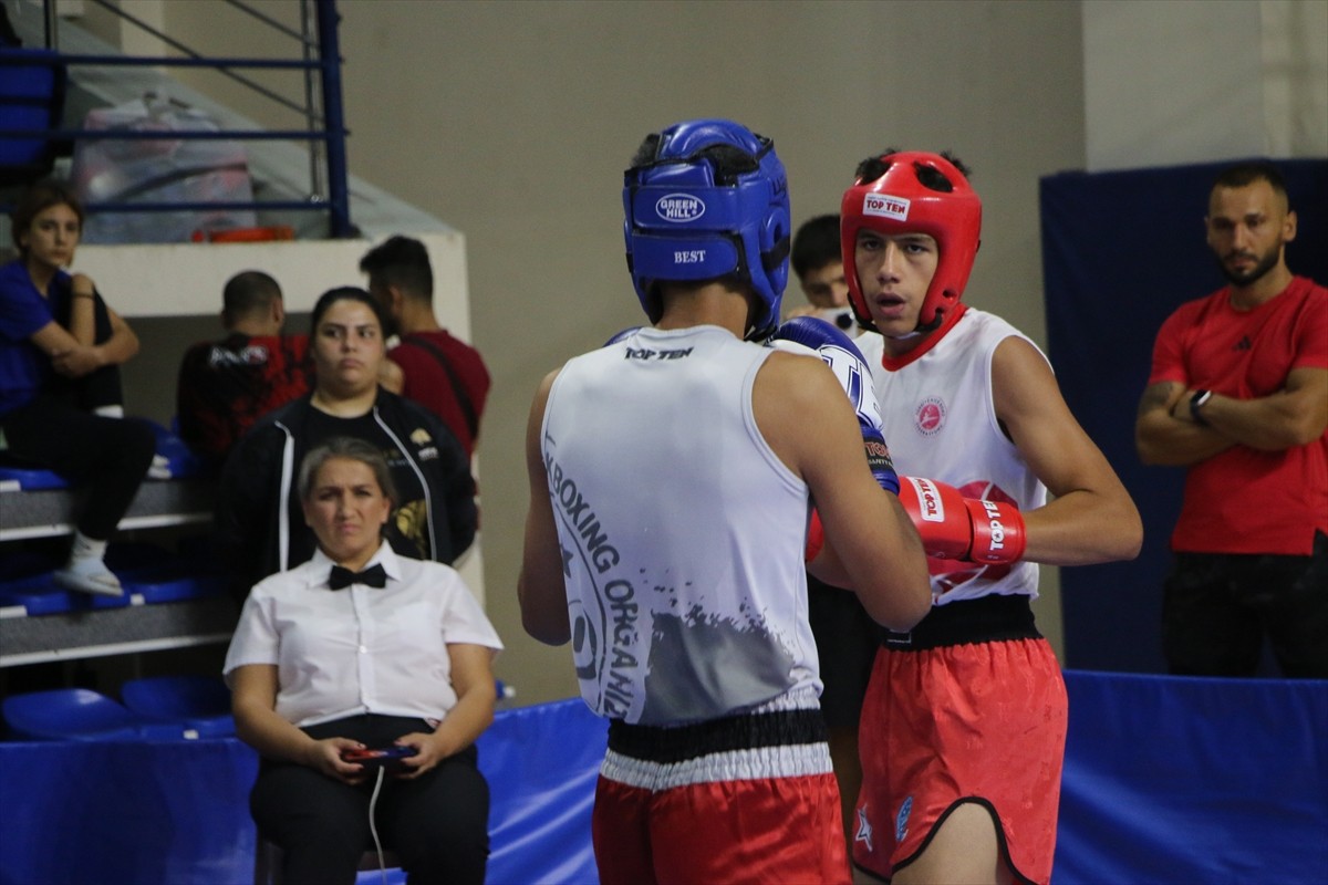 Kütahya'da, Zafer Kupası Kick Boks Turnuvası 20 ilden 800'e yakın sporcunun katılımıyla...