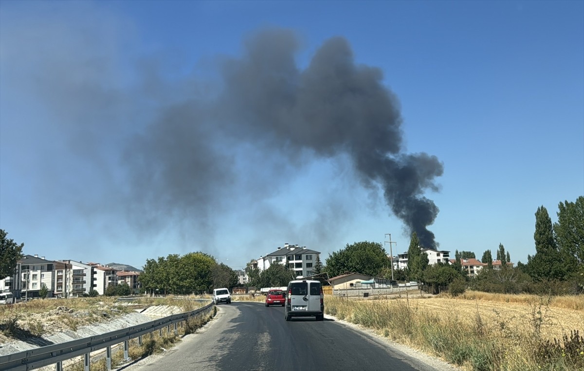 Kütahya'daki Hava Er Eğitim Tugayı'na ait yemekhane çıkan yangın, ekiplerin müdahalesiyle...