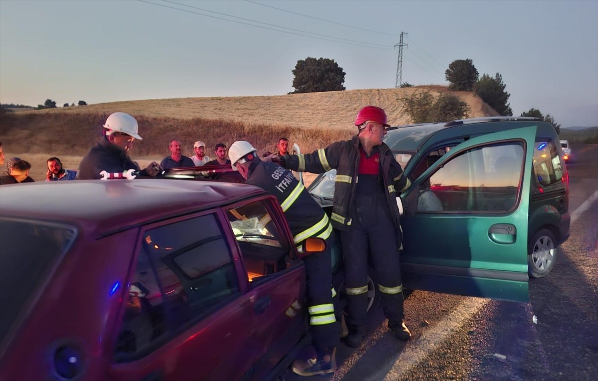 Kütahya'nın Gediz ilçesinde, otomobille hafif ticari aracın çarpışması sonucu 2 kişi öldü, 1 kişi...