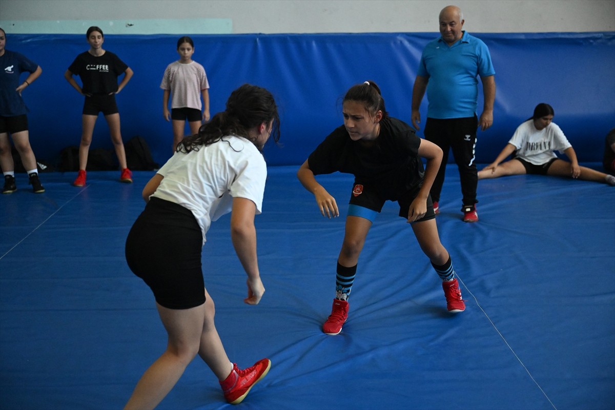 Kuzey Kıbrıs Türk Cumhuriyeti'nden (KKTC) kadın güreşçiler, tecrübelerinden yararlanmak amacıyla...