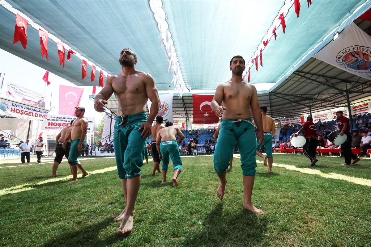 Malatya'nın Darende ilçesinde 72. Zengibar Karakucak Türkiye Şampiyonası başladı. Darende...