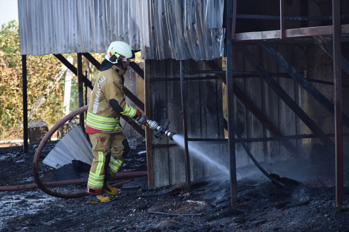 Manisa'nın Ahmetli ilçesinde plastik kasaların bulunduğu depoda çıkan yangın itfaiye ekiplerinin...