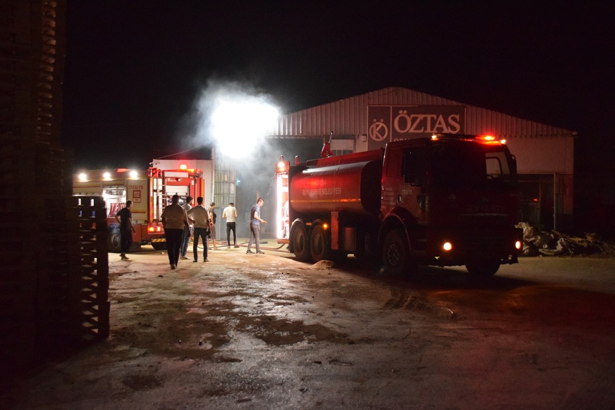 Manisa'nın Turgutlu ilçesinde kereste fabrikasında çıkan yangın, itfaiye ekiplerinin müdahalesiyle...