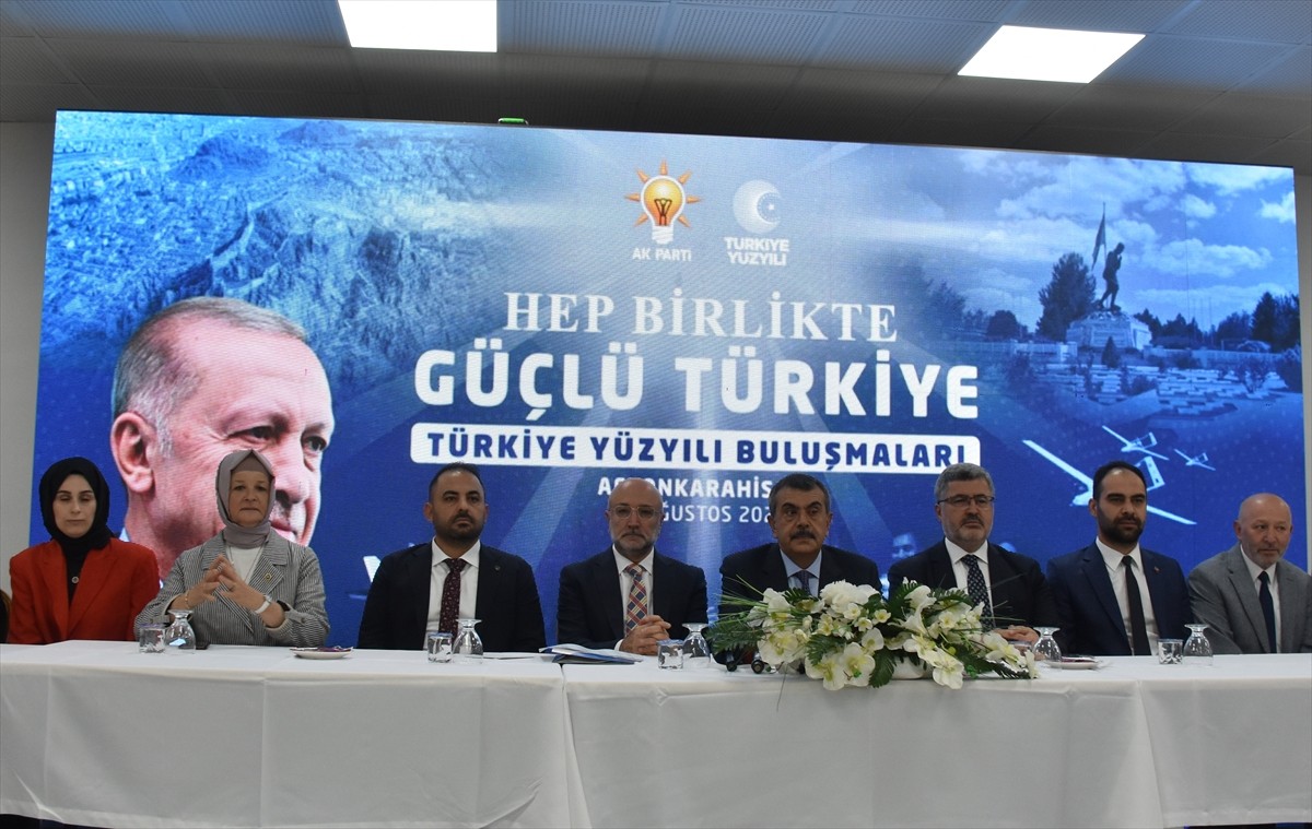 Milli Eğitim Bakanı Yusuf Tekin (ortada), Afyonkarahisar Öğretmenevi'nde düzenlenen "Türkiye...