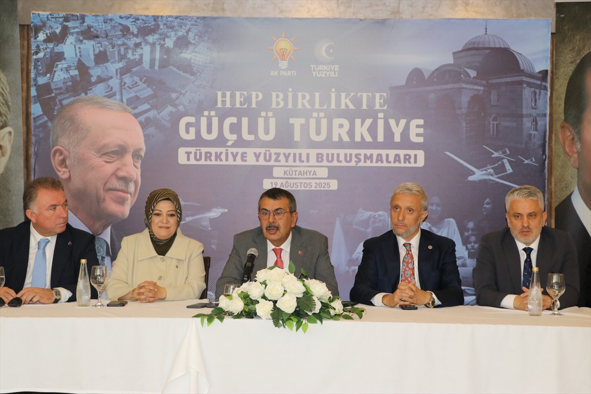 Milli Eğitim Bakanı Yusuf Tekin (ortada), Kütahya'da bir restoranda düzenlenen "Türkiye Yüzyılı...