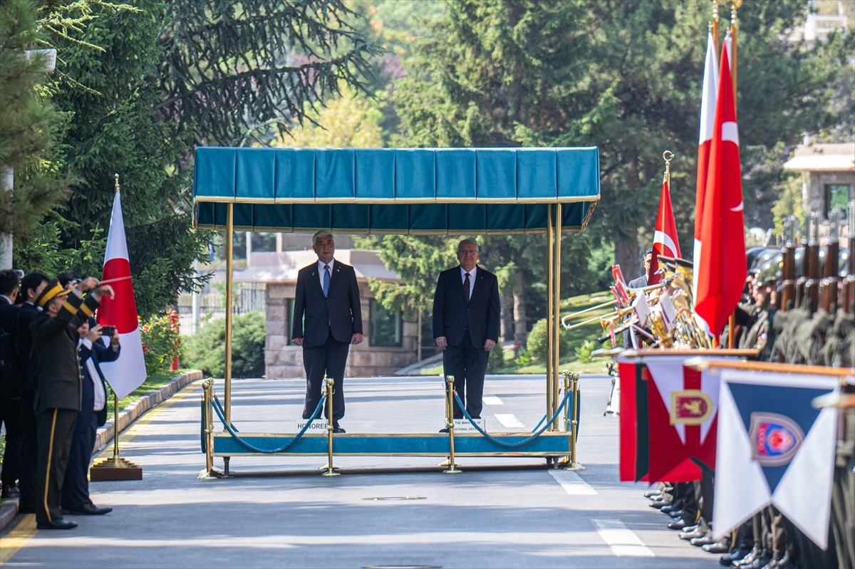 Milli Savunma Bakanı Yaşar Güler (önde), Japonya Savunma Bakanı Nakatani Gen ile bir araya geldi....