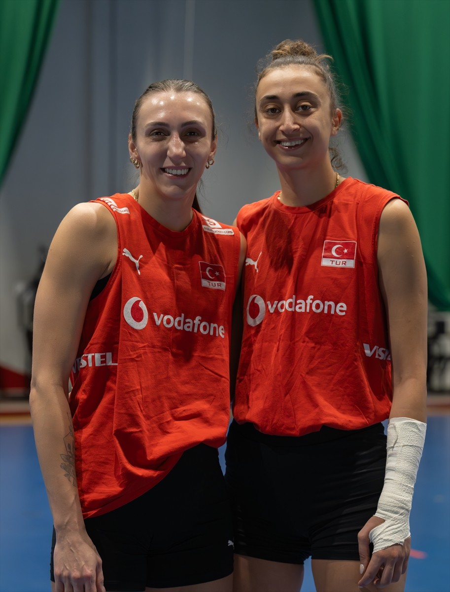 Milli voleybolcular Aslı Kalaç (solda) ve Elif Şahin (sağda), Tayland'da düzenlenen Dünya...