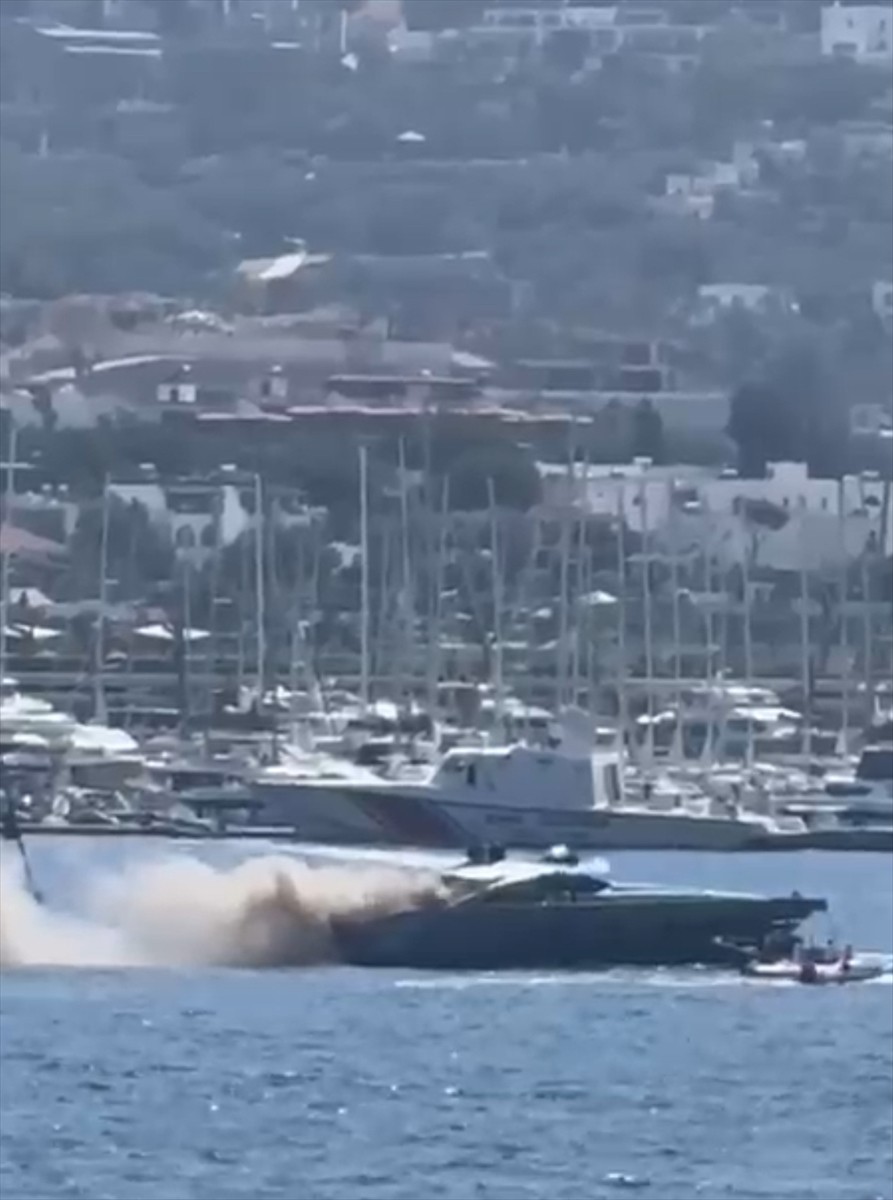 Muğla'nın Bodrum ilçesinde, motoryatta çıkan yangın söndürüldü.