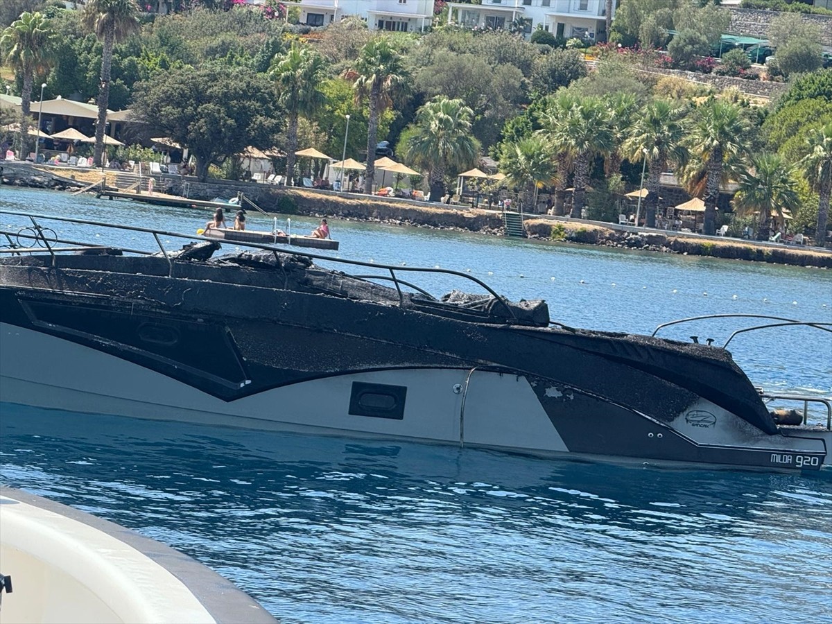 Muğla'nın Bodrum ilçesinde, teknede çıkan yangın hasara neden oldu. Bölgeye, Kıyı Emniyeti Genel...