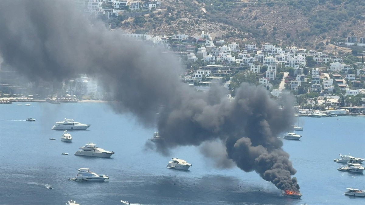 Muğla'nın Bodrum ilçesinde, teknede çıkan yangın hasara neden oldu. Bölgeye, Kıyı Emniyeti Genel...