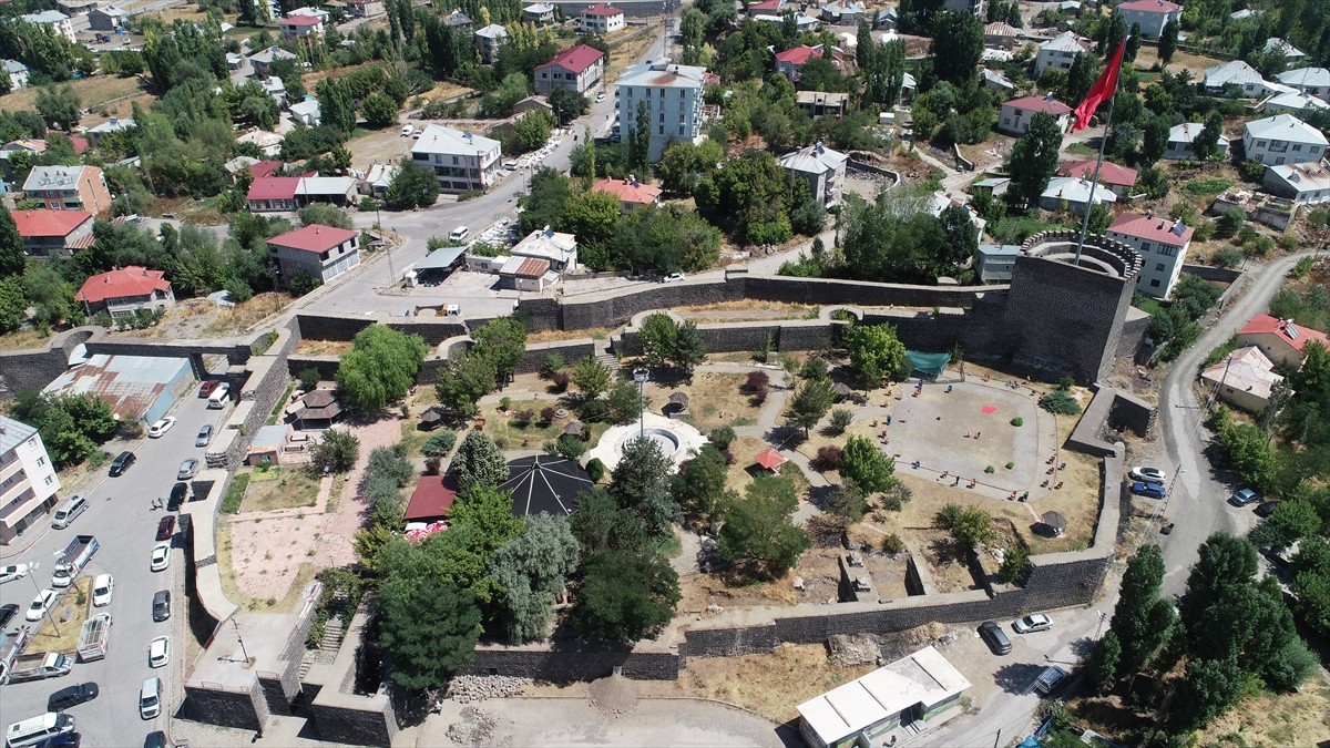 Muş'un Malazgirt ilçesindeki kalenin tarihi dokusu, başlatılan kazı çalışmalarıyla ortaya...