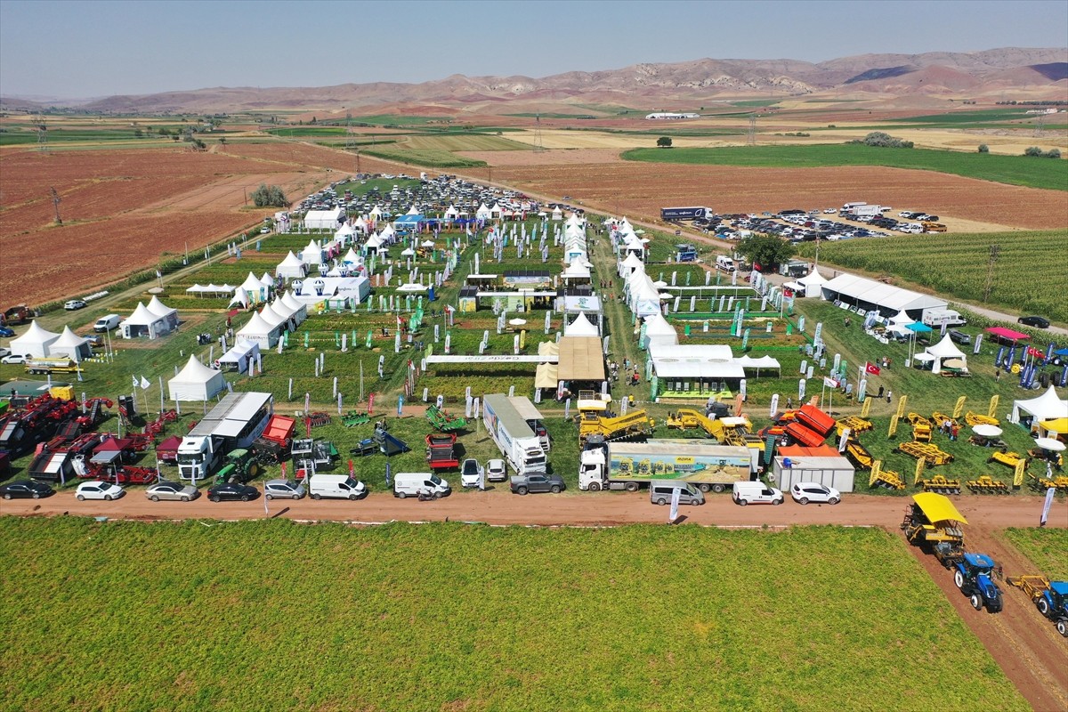 Nevşehir'in Gülşehir ilçesinde düzenlenen Patates Günleri Fuarı, üreticileri ve firmaları bir...