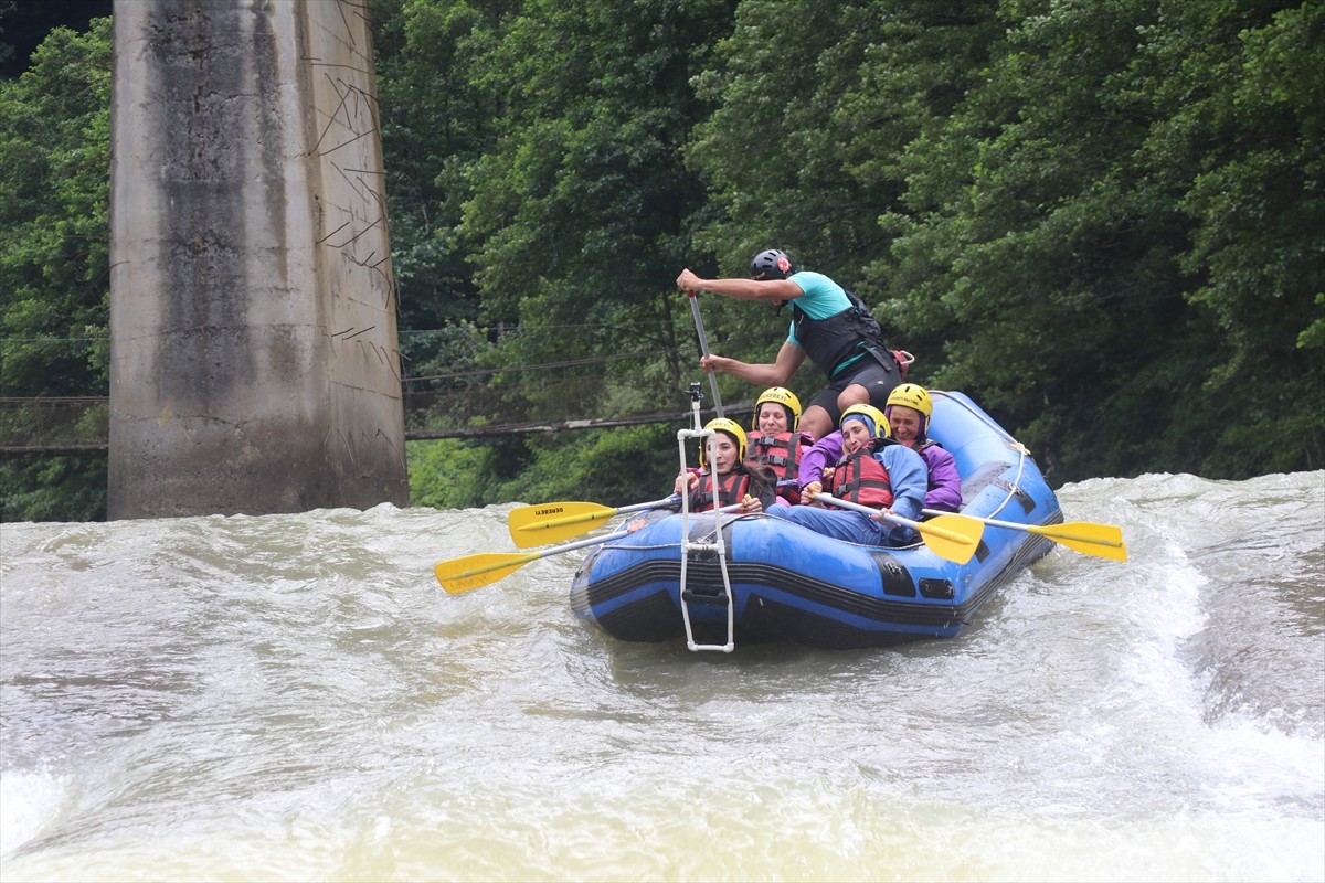 Rize'nin Ardeşen ilçesinde ziyaretçiler, Fırtına Deresi'nin serin sularında rafting heyecanı...