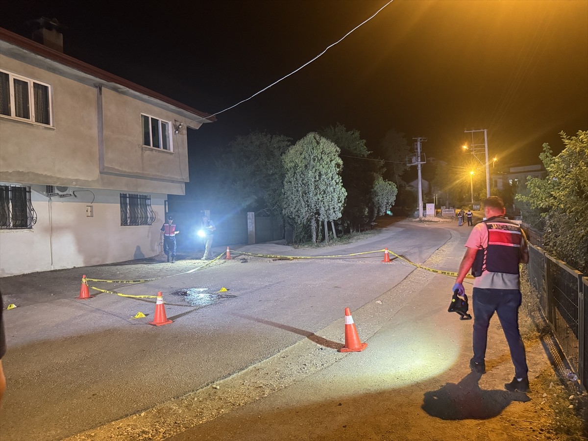 Sakarya'nın Erenler ilçesinde çıkan silahlı kavgada iki kişi öldü, biri ağır iki kişi yaralandı....