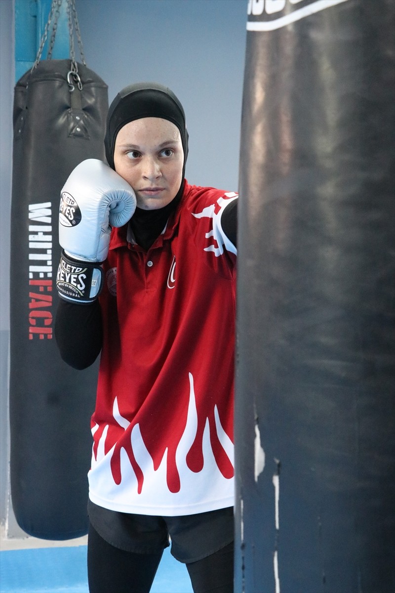 Sakarya'nın Serdivan ilçesinde yaşayan 23 yaşındaki milli sporcu Ayşe Kaplan, ringe çıkacağı Dünya...