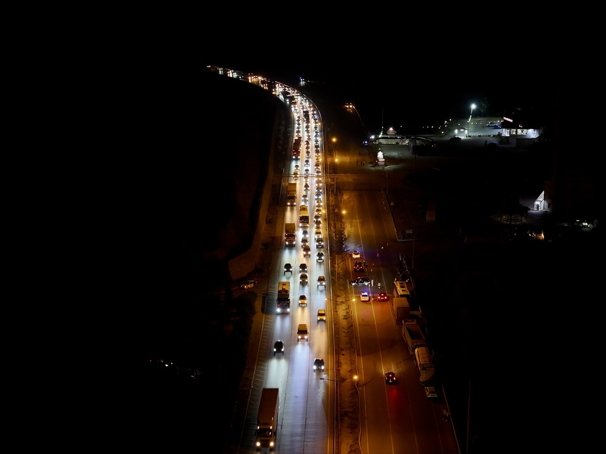 Samsun'da dorsesinde yangın çıkan tır, 8 kilometre boyunca alevlerle yoluna devam etti. Yolda...