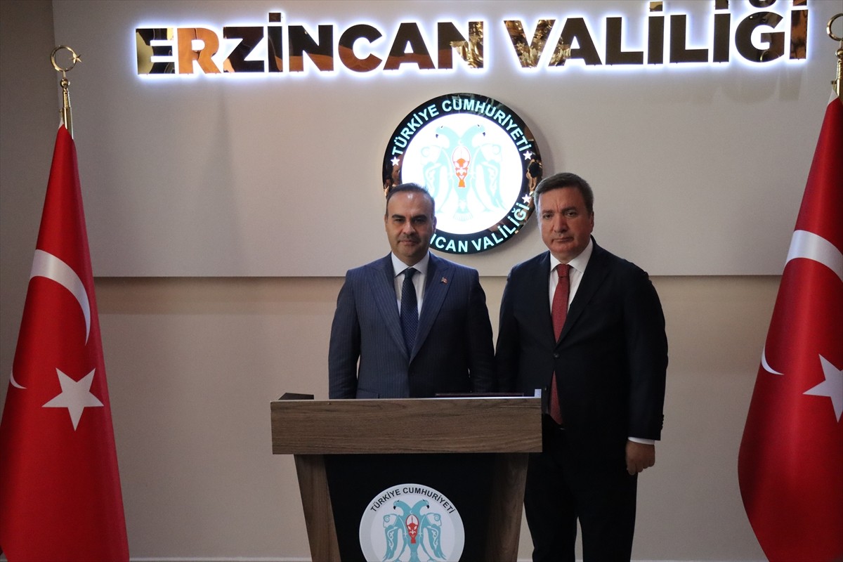 Sanayi ve Teknoloji Bakanı Mehmet Fatih Kacır (solda), programı kapsamında geldiği Erzincan'da...